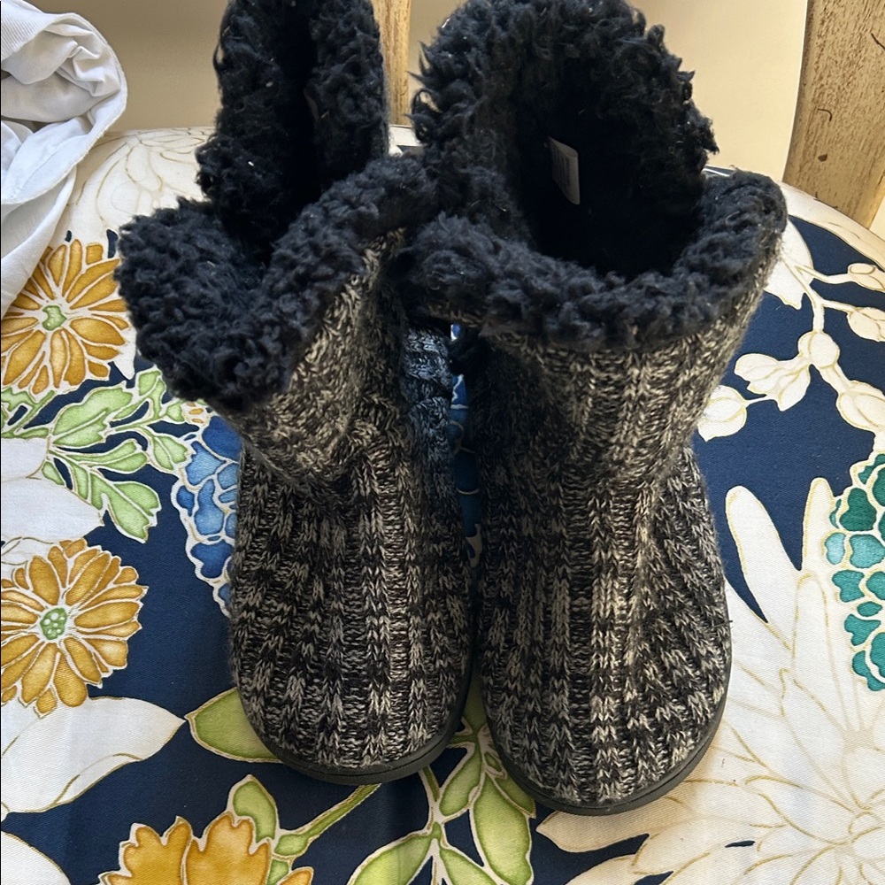 Mukluks Cozy Knit Women’s Boot Slippers - Black & Gray size 7-8